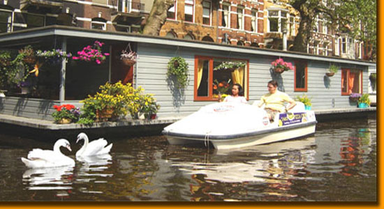 Houseboat-Lodging-in-Amsterdam