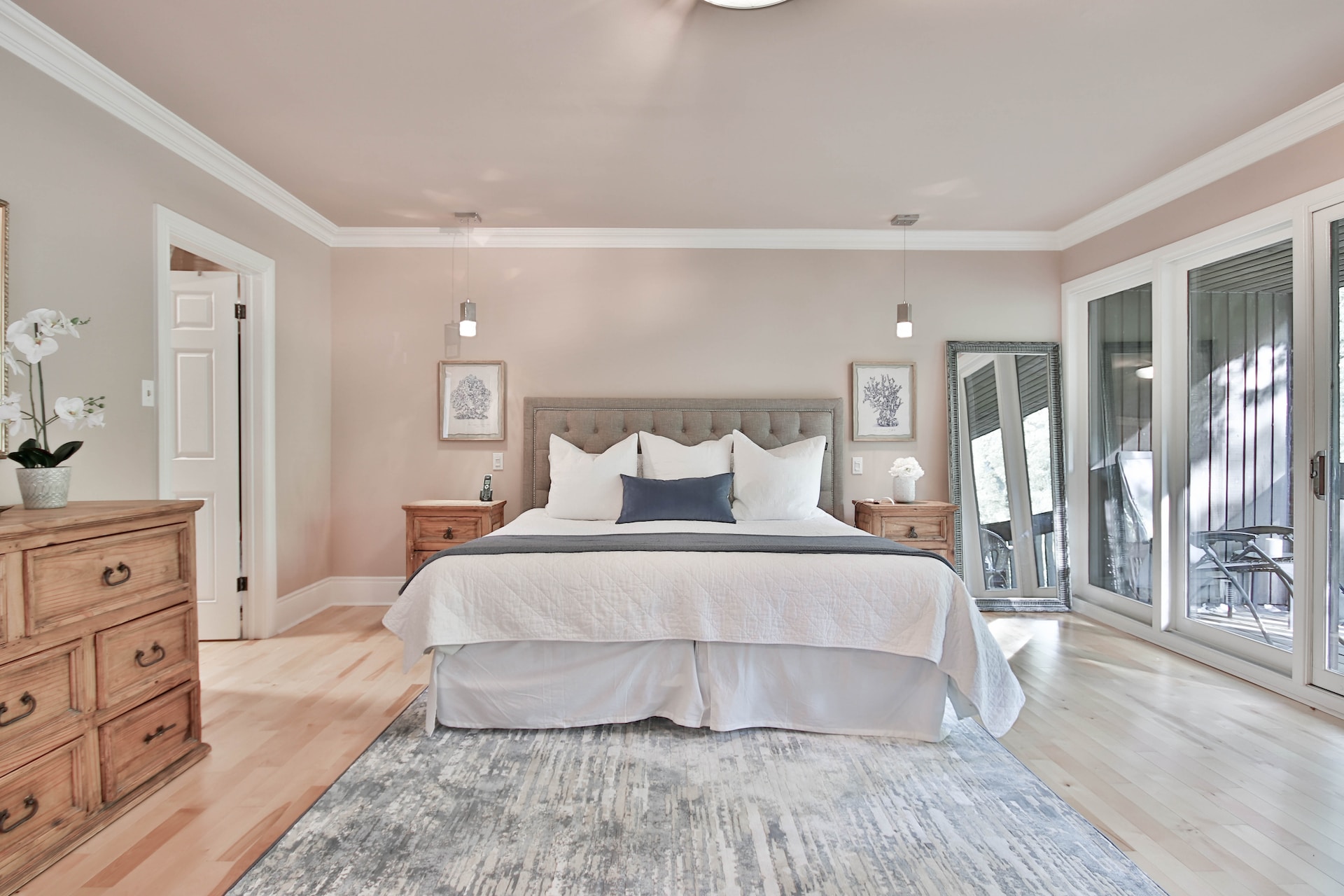 De ce să îți văruiești dormitorul într-o nuanță pastelată, în loc de alb? Avantajele acestei alegeri