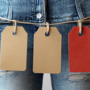 Ce tip de etichete sunt folosite pentru tricourile personalizate?