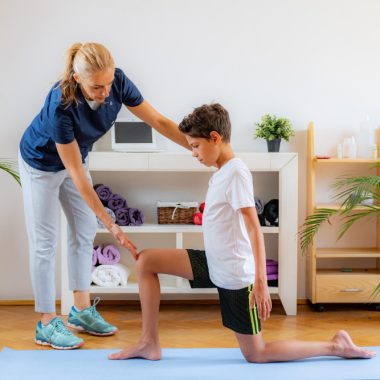 Ce întrebări ar trebui să pun la prima întâlnire cu un kinetoterapeut pediatric?