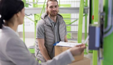 Logistica externalizată, sau ce se întâmplă cu coletul tău după ce apeși „Comandă”