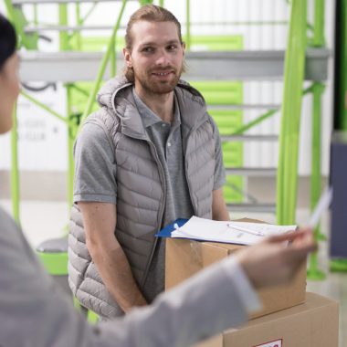 Logistica externalizată, sau ce se întâmplă cu coletul tău după ce apeși „Comandă”
