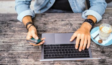 Ce diferențe există între un analist financiar online și unul de birou?