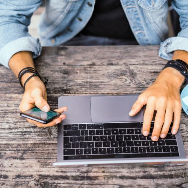 Ce diferențe există între un analist financiar online și unul de birou?